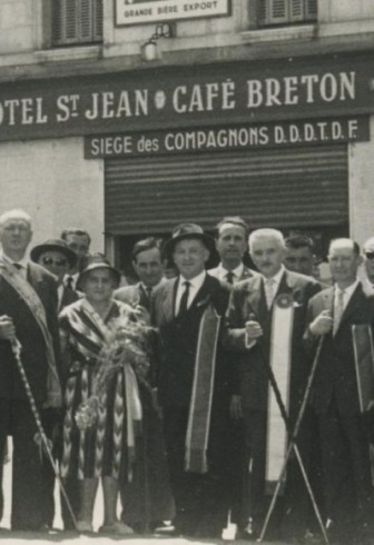 Madame CHENET et les compagnons du Devoir devant le café Breton en 1961