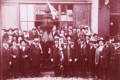 Compagnons charpentiers du Devoir en 1895 devant leur siège de Tours, rue Colbert, tenu par Sérand.