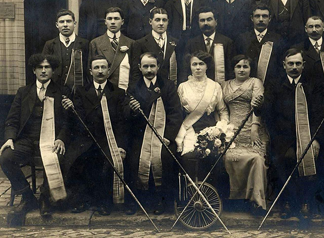 Jeunes et anciens compagnons charrons du Devoir à Tours à la Ste-Catherine 1913