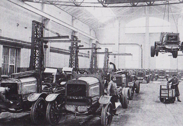 Atelier de montage des usines Berliet en 1916.