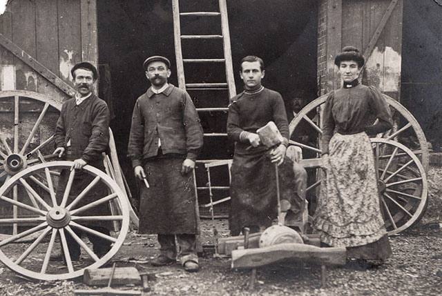 Ouvriers charrons en Touraine vers 1900