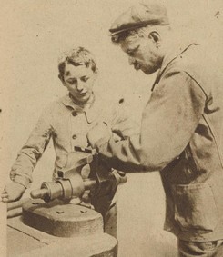Apprenti serrurier et son formateur en 1919