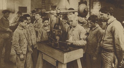 Apprentis autour d'une machine à emporte-pièce en 1919