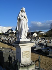 Le monument élevé à la Mère Jacob au cimetière de Tours
