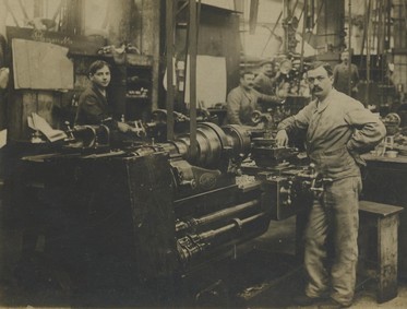 Ouvriers mécaniciens vers 1920