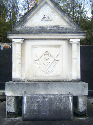 Tombe maçonnique à Rochecorbon (37), photo L. Bastard