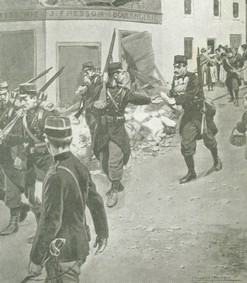 Soldats ravitaillés en pain par le boulanger Fresson, à Reims (Marne), malgré le bombardement de sa boutique.