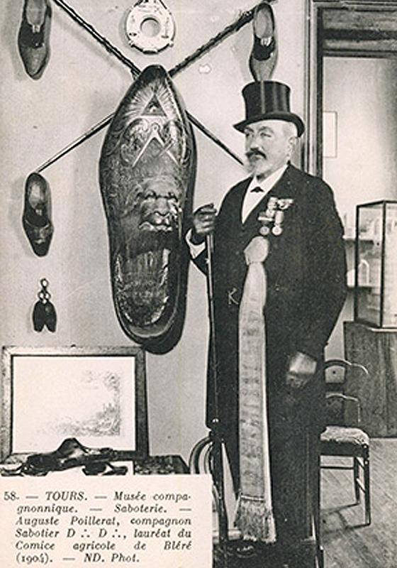La salle des sabotiers au musée compagnonnique, carte postale, 1911