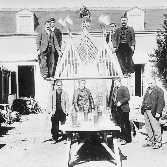 Master and carpenter trainees at Tours around 1905-1906.