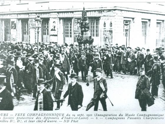 Cortège à l'occasion de la crétion du 1er musée compagnonnique de Tours